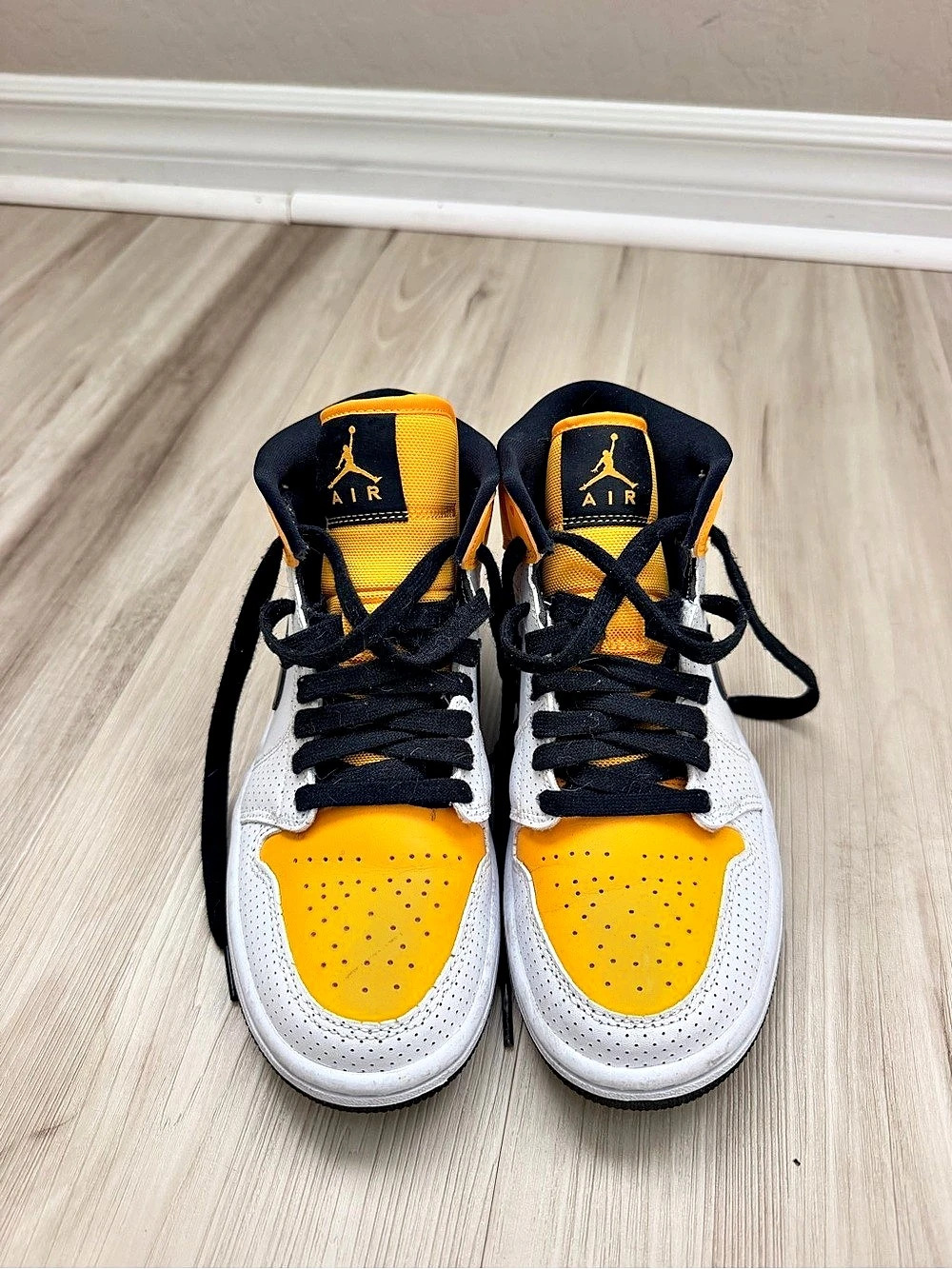 Nike Air Jordan 1 Mid High Top Sneakers White & yellow US 7